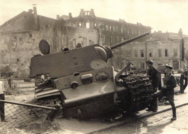 tank_kv-1_na_bazarnoj_ploschadi_rostova-na-donu._vid_s_ulicy_moskovskoj_na_budennovskij_prospekt